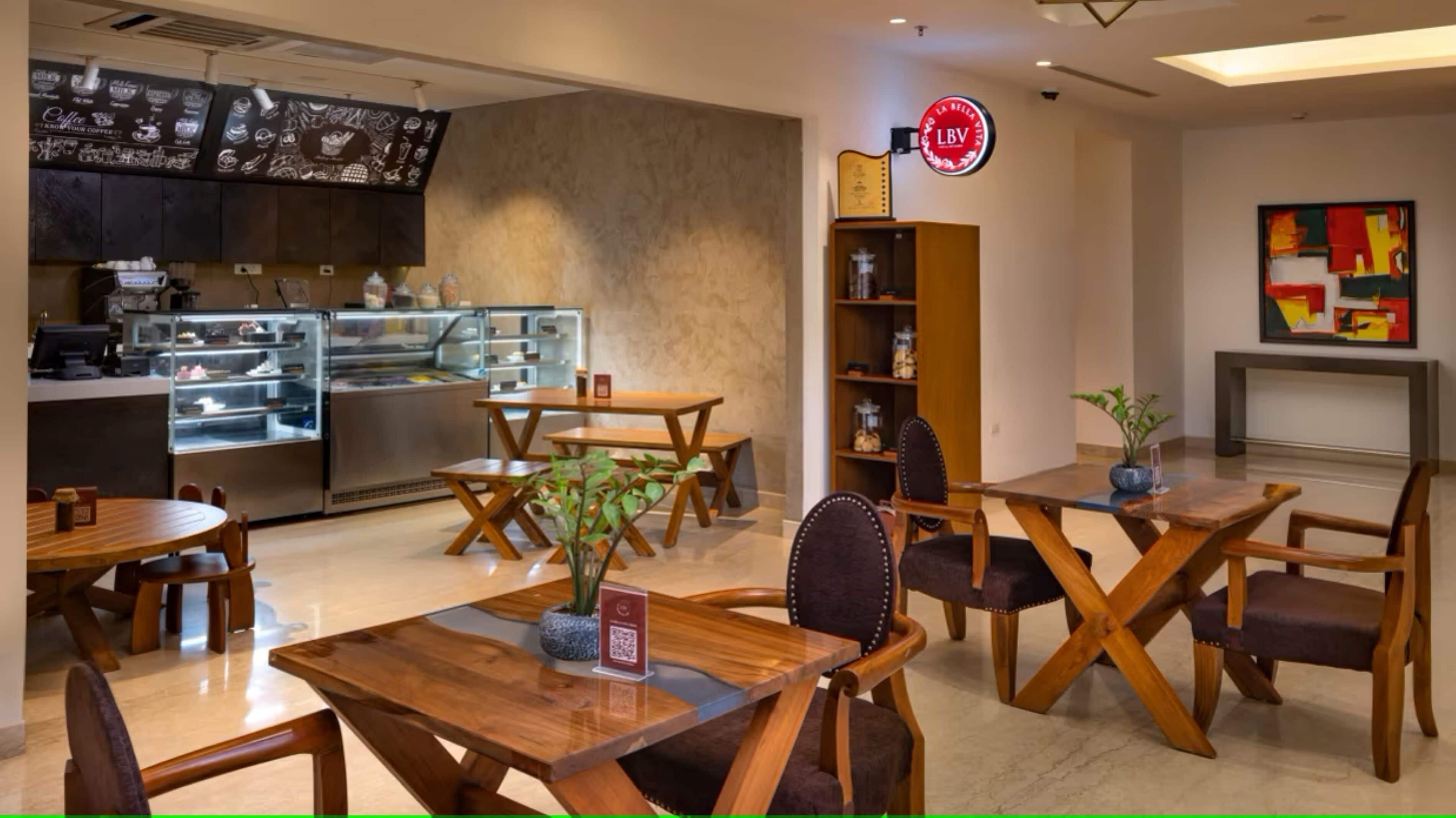 breakfast, lunch, dinner served; international cuisine