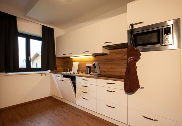 Wasserkocher mit Kaffee-/Teezubehör, Kühlschrank, Mikrowelle
