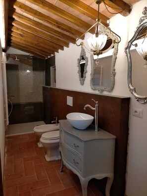 Dusche, Haartrockner, Bidet, Handtücher