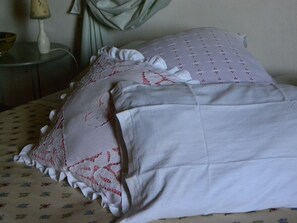 1 habitación, tabla de planchar con plancha y cuna de viaje 