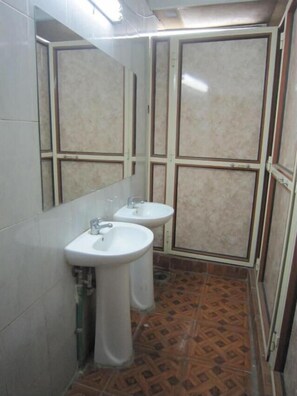 Badewanne und Dusche (separat), Hydromassagedusche, Haartrockner