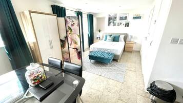 Family Apartment (OB flat 3) | 1 bedroom, premium bedding, iron/ironing board, free WiFi