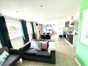 Departamento familiar (OB flat 3) | Área de sala de estar | Televisión de pantalla plana