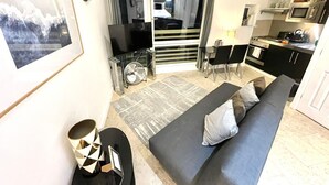 شقة عائلية (OB flat 2) | منطقة المعيشة | تلفزيون بشاشة مسطحة