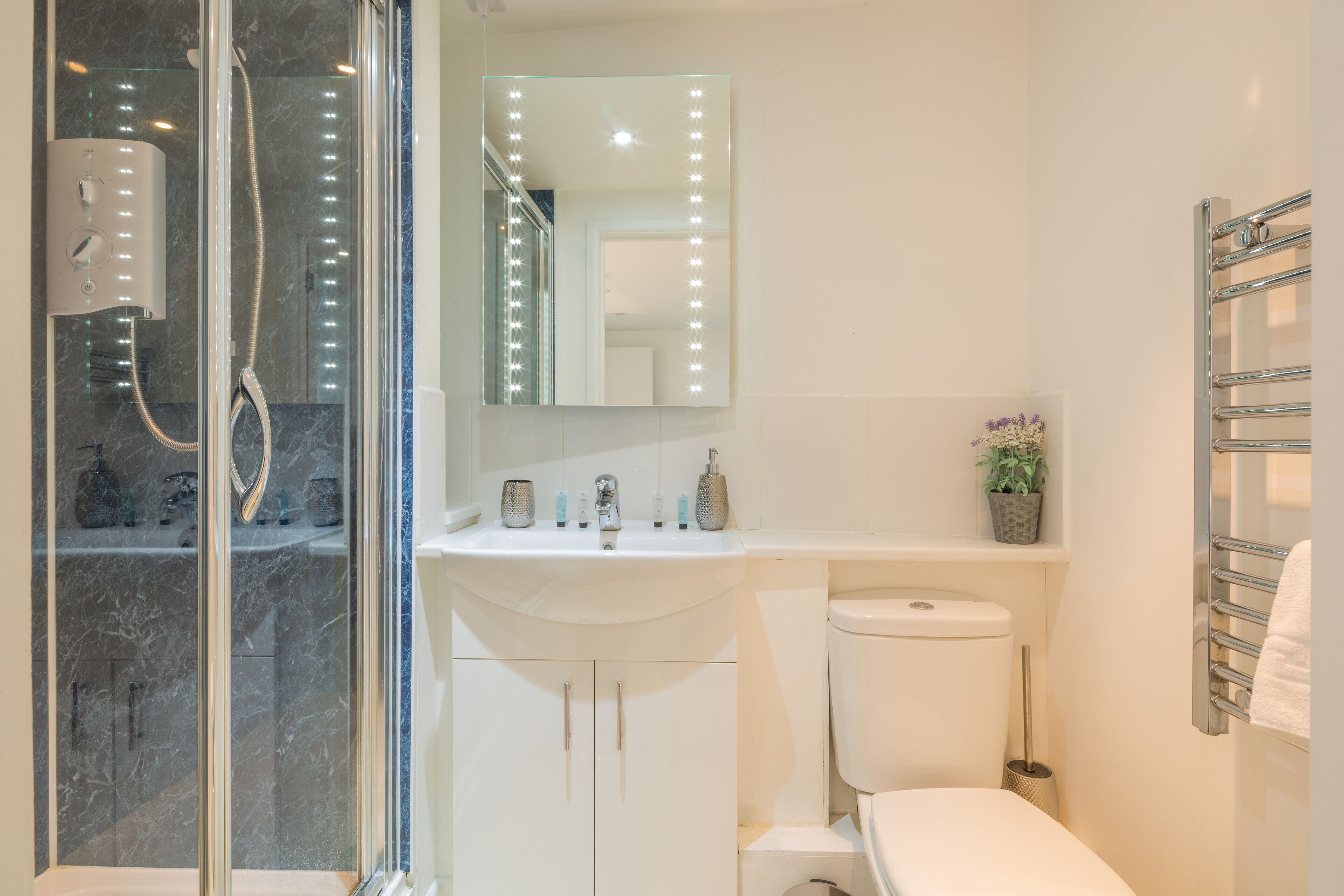 Family Apartment (OB flat 1) | Bathroom | Shower, free toiletries, towels