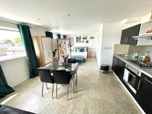 Departamento familiar (OB flat 3) | Área de sala de estar | Televisión de pantalla plana