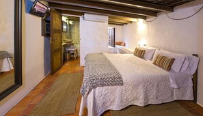 Quarto superior | Cofres nos quartos, ferros/tábuas de passar roupa, roupa de cama