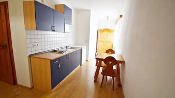 Habitación triple, baño privado (21) | Cocina privada | Refrigerador y microondas