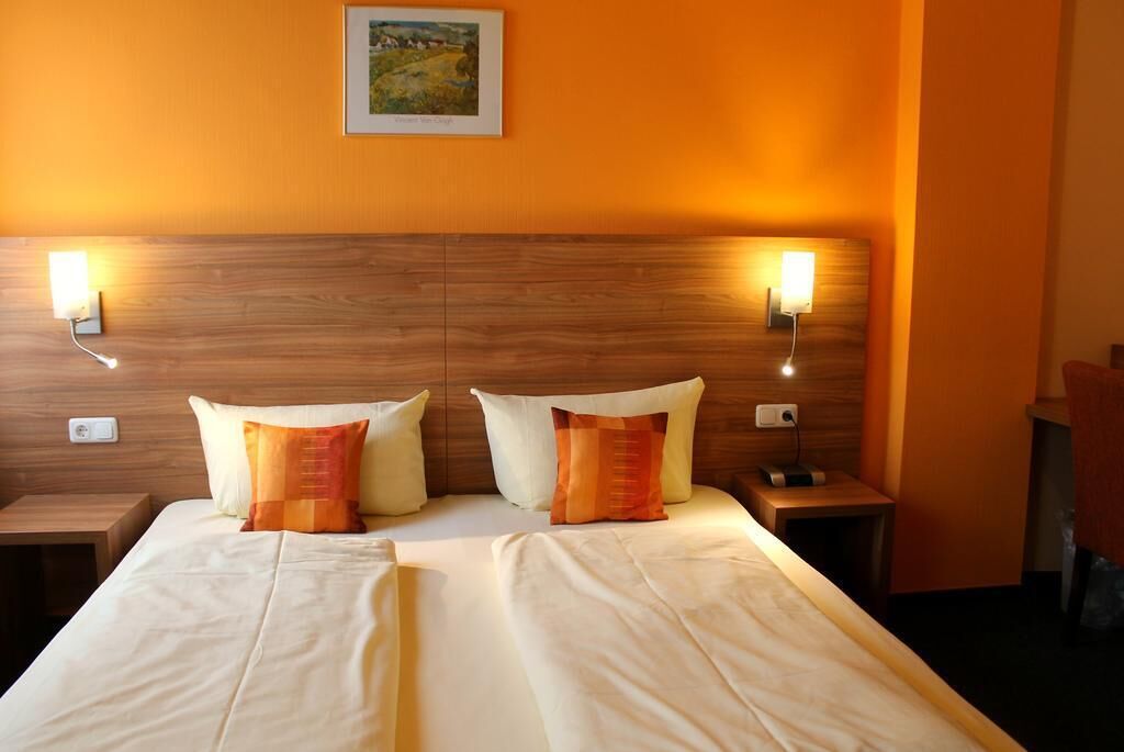 double room | desk, laptop workspace, blackout curtains, free wifi