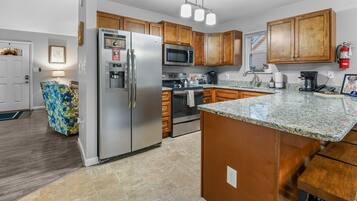 House, 2 Bedrooms | Private kitchen | Fridge, oven, coffee/tea maker, toaster