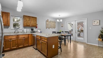 House, 2 Bedrooms | Private kitchen | Fridge, oven, coffee/tea maker, toaster