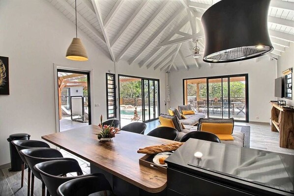 Villa – deluxe, eget bad, sjøutsikt (Forest) | Oppholdsområde | En 100-centimeters smart-TV med digitale kanaler samt TV og Netflix