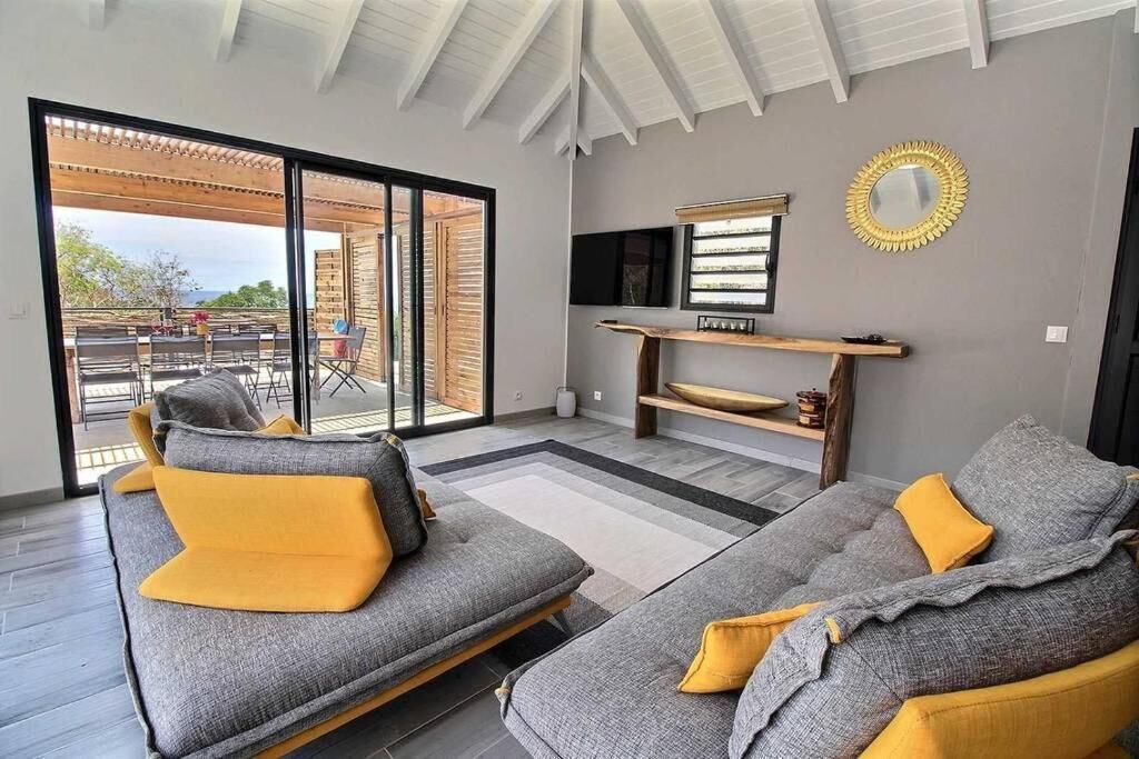 100-cm Smart TV with digital channels, TV, Netflix