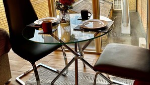 Studio Apartment 4 | In-room dining - Paradise Flat (Cambridge)