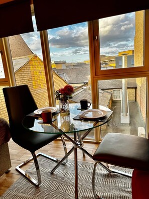 Studio Apartment 4 | In-room dining - Paradise Flat (Cambridge)