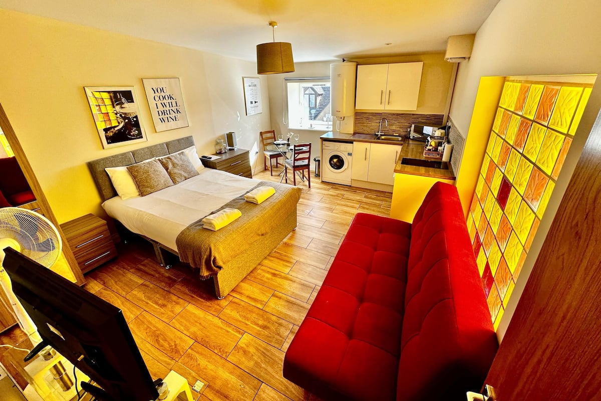 Studio Suite, Non Smoking, Ensuite | 1 bedroom, iron/ironing board, free WiFi