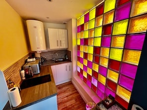 Studio Apartment 3 | Private kitchen | Full-sized fridge, microwave, oven, stovetop - Paradise Flat (Cambridge)