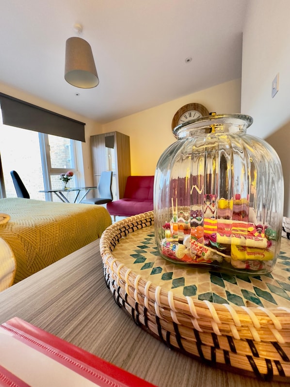 Studio Apartment 4 | Private kitchen | Full-sized fridge, microwave, oven, stovetop - Paradise Flat (Cambridge)