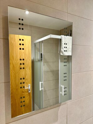 Studio Apartment 3 | Bathroom | Shower, free toiletries, hair dryer, towels - Paradise Flat (Cambridge)
