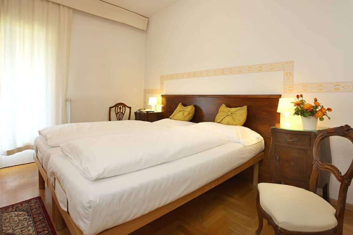 Standard Double or Twin Room | Desk, bed sheets, wheelchair access