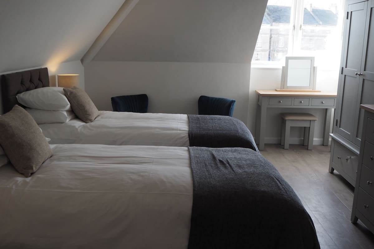 Habitación Deluxe con 2 camas individuales (Room 1) | Tabla de planchar con plancha, wifi gratis y ropa de cama