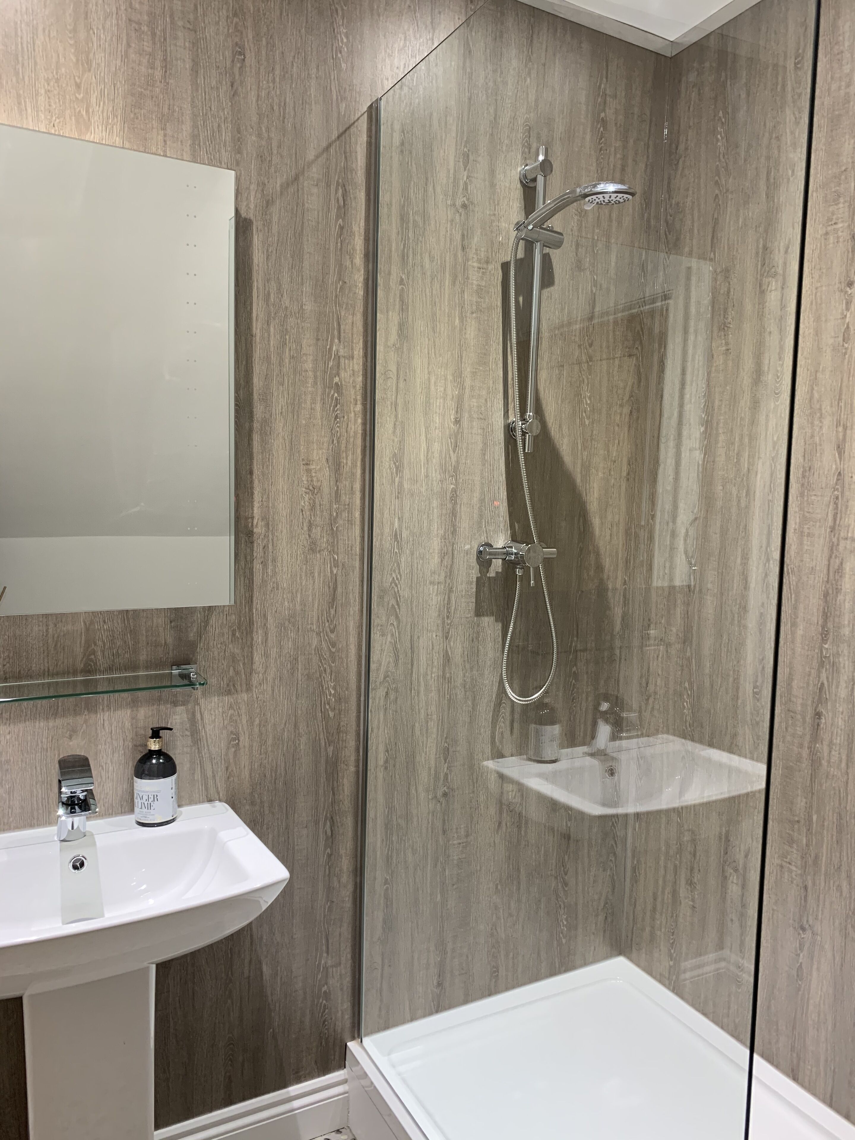 Deluxe Twin Room (Room 1) | Bathroom | Free toiletries, hair dryer, towels, soap