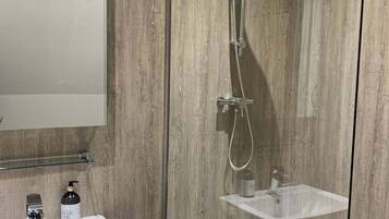 Deluxe Twin Room (Room 1) | Bathroom | Free toiletries, hair dryer, towels, soap