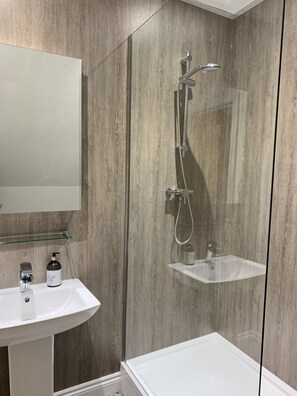 Deluxe Twin Room (Room 1) | Bilik Mandi | Kelengkapan dandanan diri percuma, pengering rambut, tuala disediakan 