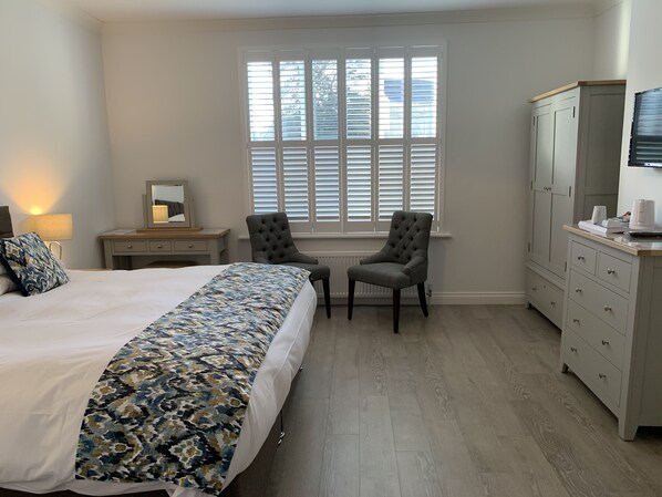 Deluxe Double Room (Room 7) | Iron/ironing board, free WiFi, bed sheets - Cotswold Hare Cirencester (Cirencester)