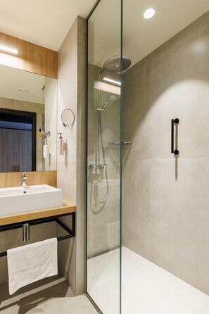 Dusche, kostenlose Toilettenartikel, Haartrockner, Handtücher