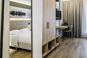 防敏寢具、房內夾萬、書桌、手提電腦工作空間