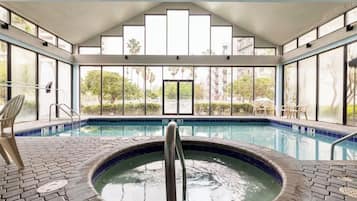 Alberca techada y alberca al aire libre