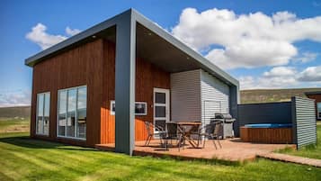 Cottage, 2 Bedrooms | 2 bedrooms, blackout drapes, free cribs/infant beds, free WiFi