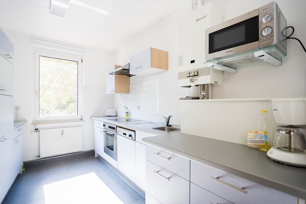 Apartment (Birkenwald) | Private kitchen | Fridge, stovetop, coffee/tea maker, electric kettle - Apartments Ilmtal-Jena (Jena)