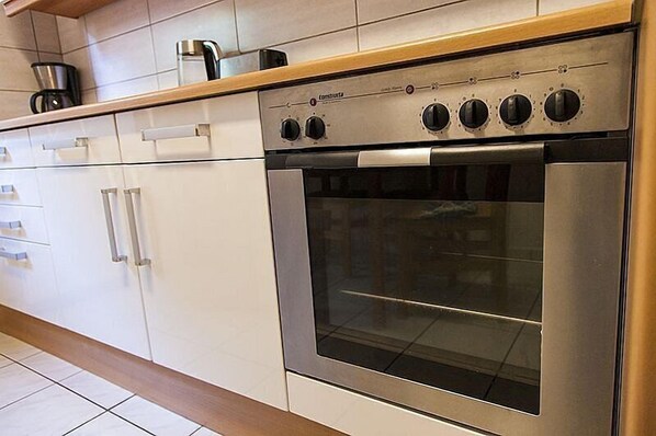 Apartment (Zur Leutra) | Private kitchen | Fridge, stovetop, coffee/tea maker, electric kettle