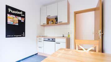 Apartment (Leutratal) | Private kitchen | Fridge, stovetop, coffee/tea maker, electric kettle