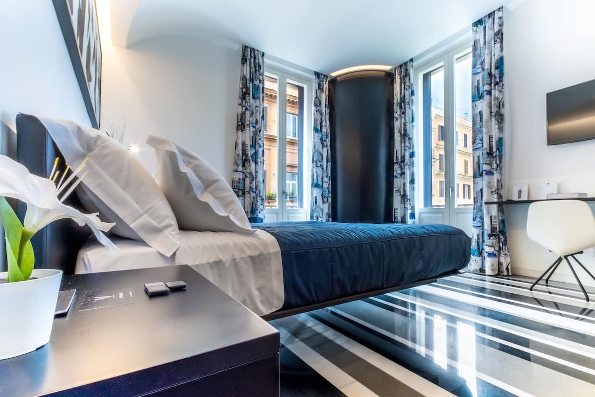 Senior Double Room | Minibar, in-room safe, desk, soundproofing
