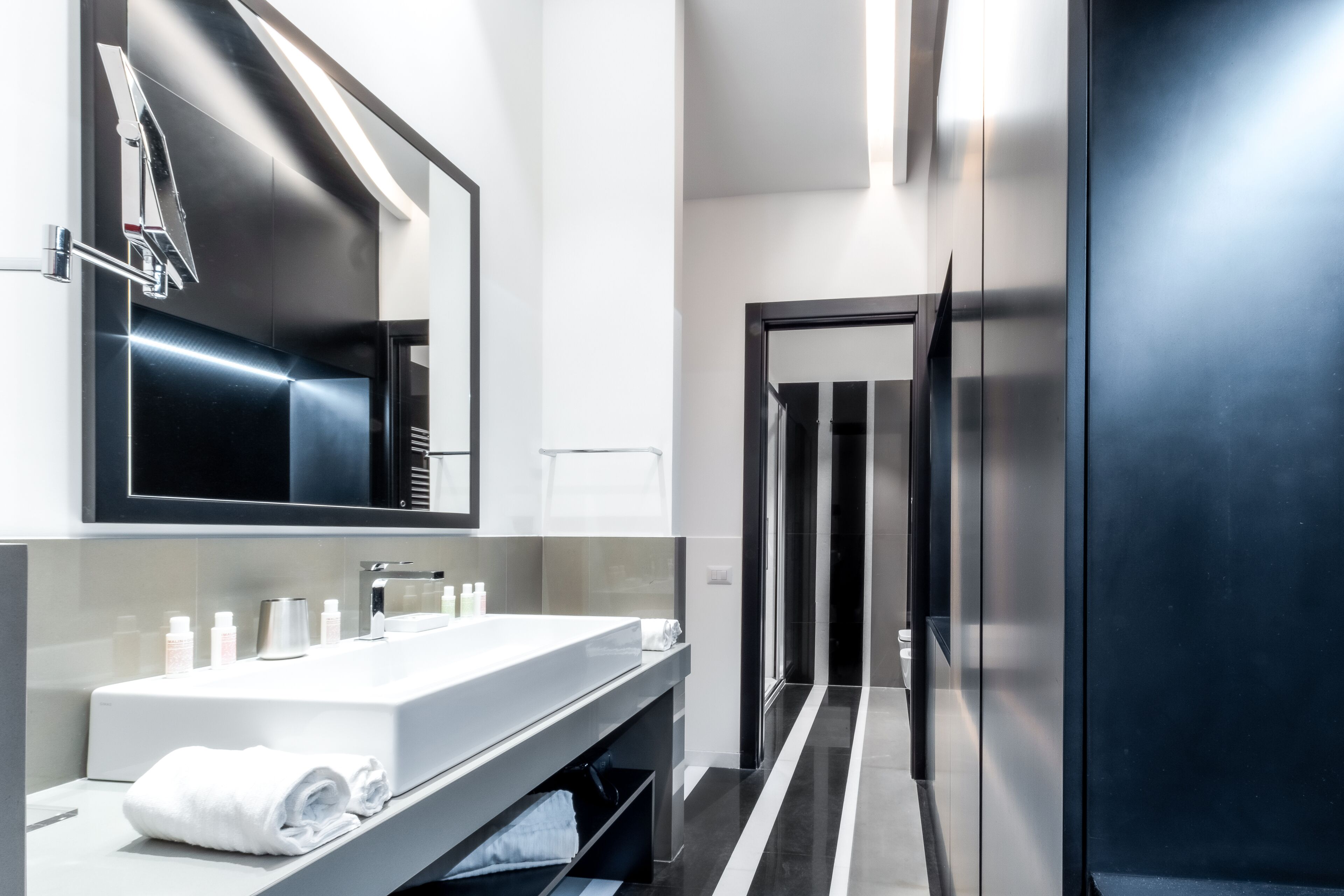 Senior Double Room | Bathroom | Shower, slippers, bidet, towels