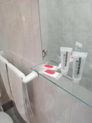 Standaard kamer, 1 twee- of 2 eenpersoonsbedden | Badkamervoorzieningen | Een douche, handdoeken