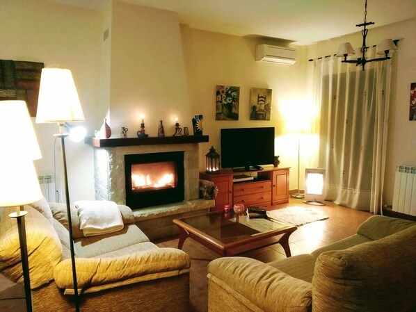 Téléviseur, foyer, livres