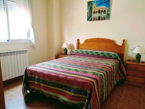 4 chambres, fer et planche à repasser, lit de bébé portatif