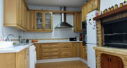 MAGNIFICENT HOUSE WITH FIREPLACE, BARBECUE, LIBRARY, AND PRECIOUS PATIO FOR VELADAS