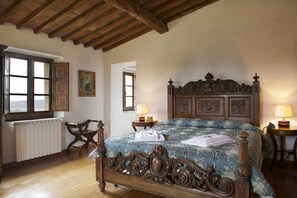 Villa | Cribs/infant beds, rollaway beds, bed sheets