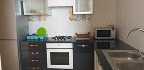 Mikrowelle, Wasserkocher mit Kaffee-/Teezubehör