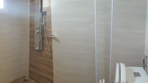 Ein Badezimmer mit Dusche, Toilette und Waschbecken.