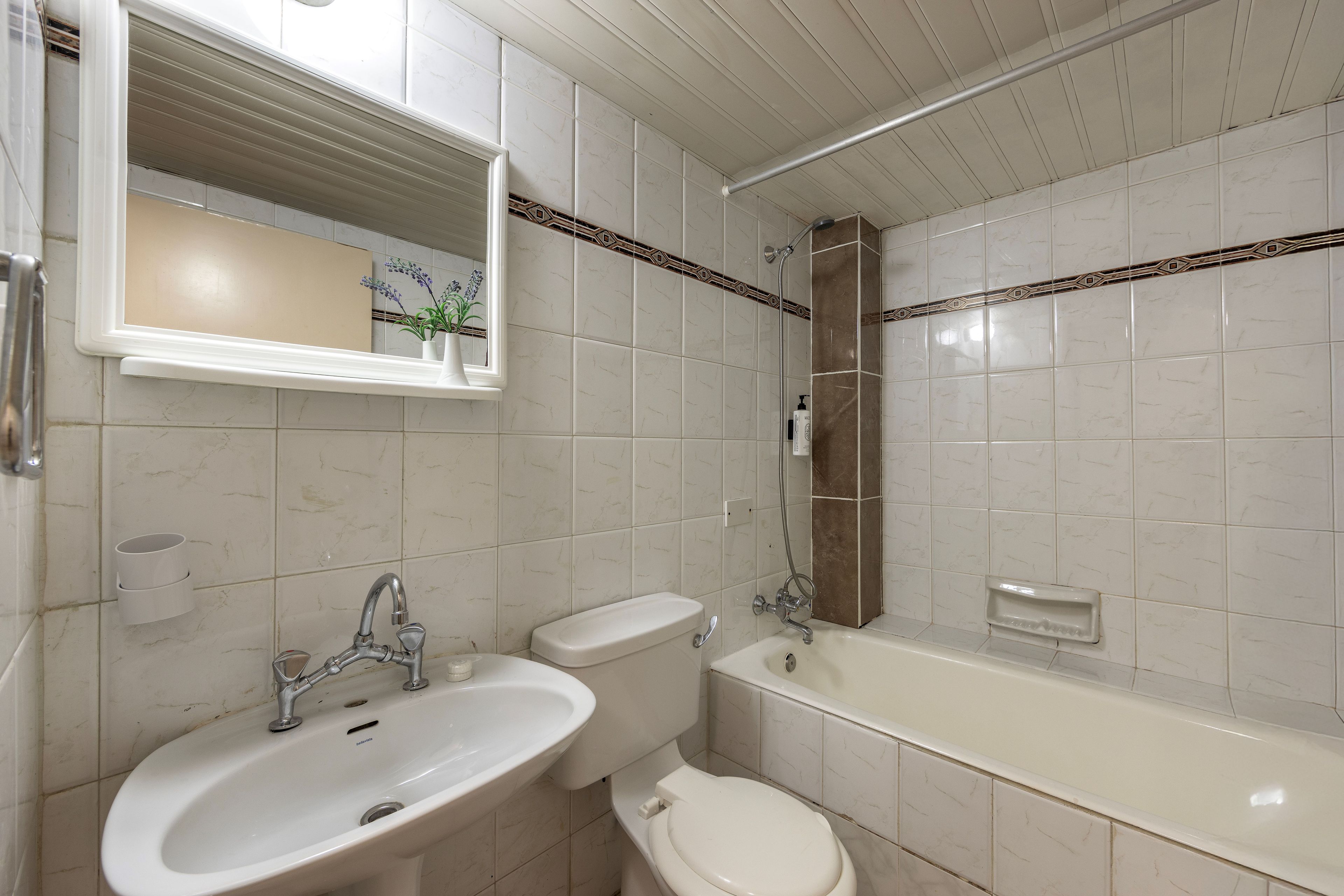 Ein Badezimmer mit Waschbecken, Toilette und Badewanne.