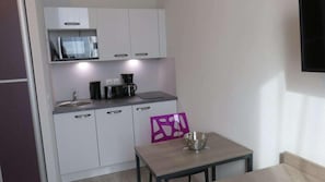 Private kitchen - Appart-Hôtel Mer&Golf City Bordeaux Lac (Bordeaux)