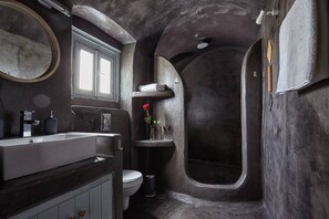Een douche, een haardroger, handdoeken, zeep