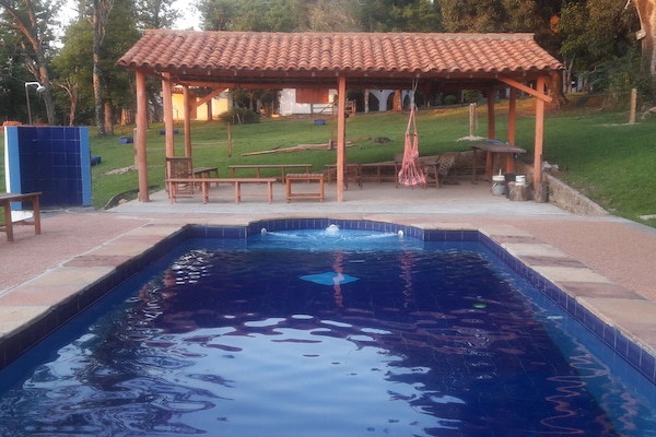 Una piscina al aire libre de temporada