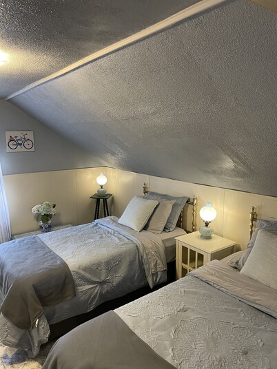  Aunt Doodle’s House 8 blocks from Historic Main Street.. Convenient location!